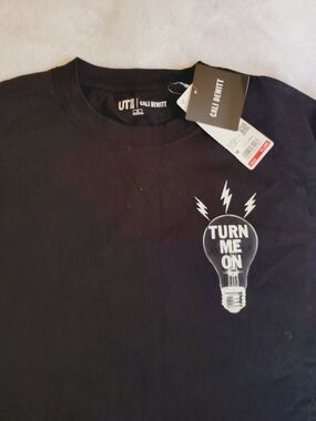 Uniqlo UT Graphic Tee ‘Turn Me On’ Lightbulb Black Size M NWT”